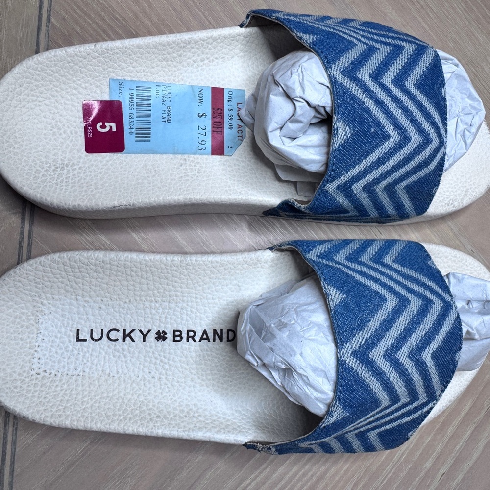 NWT Blue & White Lucky Brand Chevron Slide Sandals Sz 5 NEW - Picture 2 of 9